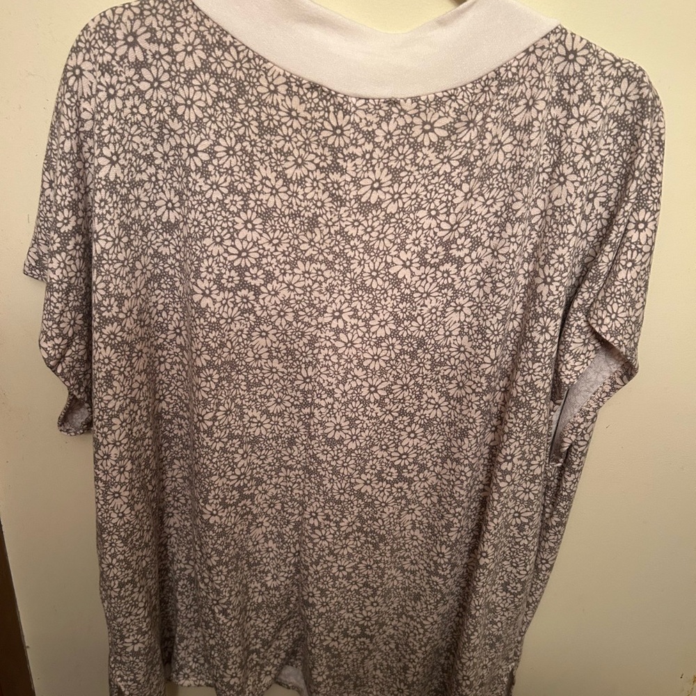 NWOT light knit top, v neck needs cami under, sz 2x, runs loose. - Picture 9 of 9